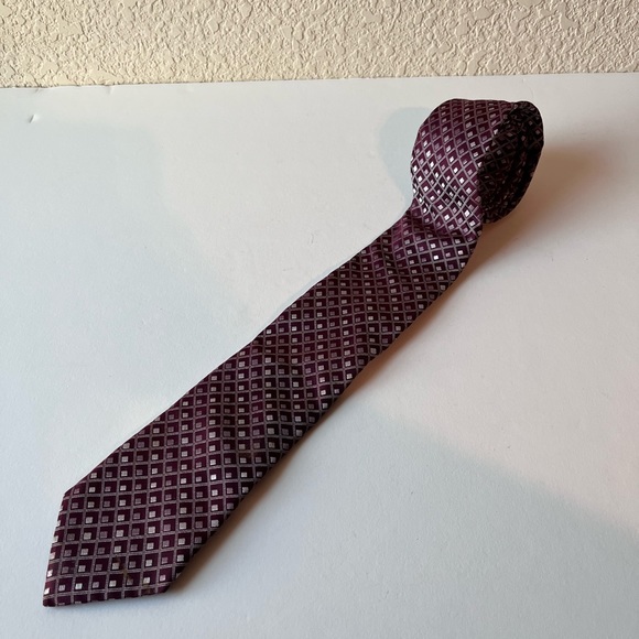 Michael Kors Geometric Maroon Mens Neck Tie 100% Silk - Picture 8 of 8